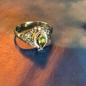 Poison ring 925 silver light green gems size 7.5